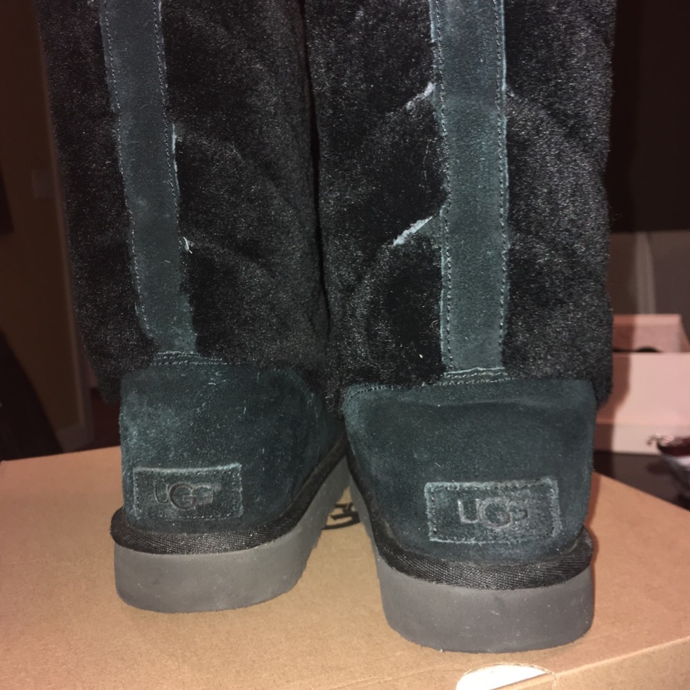 UGGS - Picture 5 of 6
